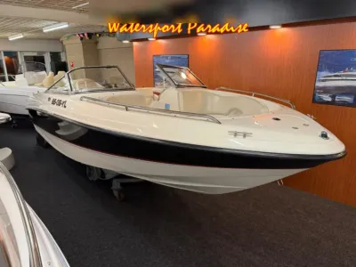 bowrider in binnenshowroom