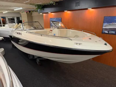 dagboot in binnenshowroom