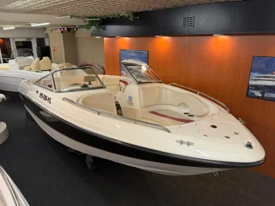 motorboot in showroom met open boeg
