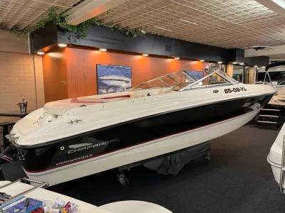 witte speedboot in showroom