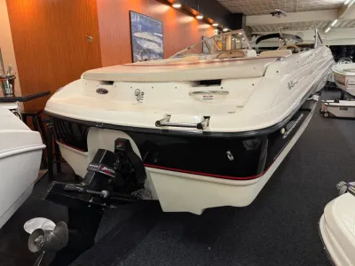 achteraanzicht van witte boot in showroom