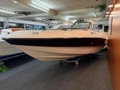 motorboot in binnen showroom