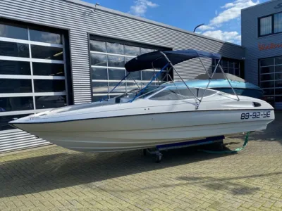 motorboot op land bij showroom