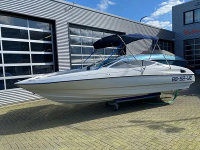 witte speedboot bij showroom