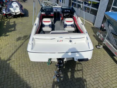 achterkant van een open boot op parkeerplaats