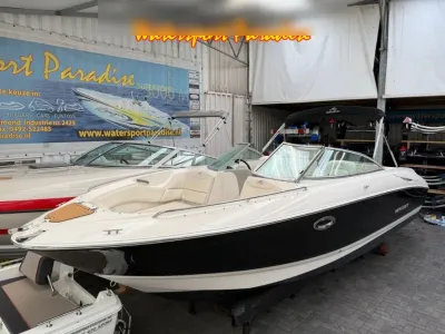 motorboot in overdekte showroom