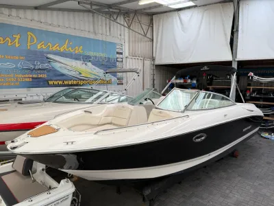 snelboot in binnenstalling