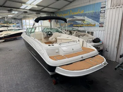 motorboot in overdekte showroom