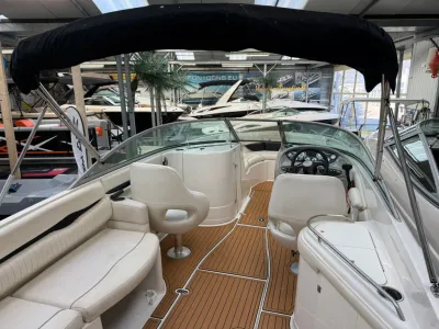 interieur van open motorboot in showroom