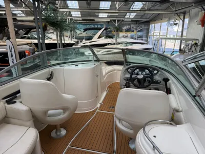 interieur van motorboot in showroom