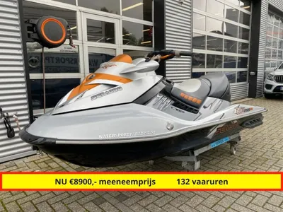 jetski geparkeerd voor bedrijfsgebouw