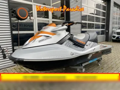 jetski geparkeerd voor bedrijfsgebouw