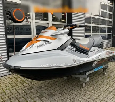 waterscooter op kar voor bedrijfsgebouw