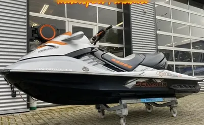 waterscooter buiten bij garage