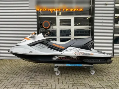 Zijaanzicht jetski op verrijdbare steun