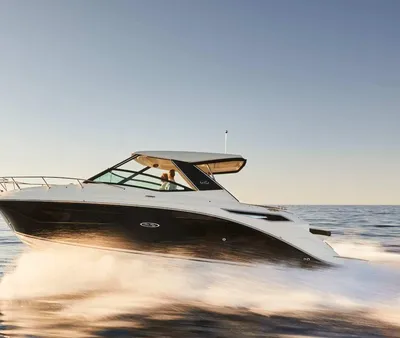 cruiser varend op open zee