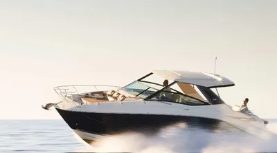 motorboot vaart op rustige zee