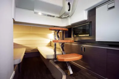 kajuit met ligplaatsen en houten trap