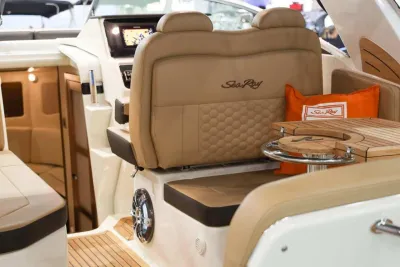 interieur met zitplaatsen en tafel