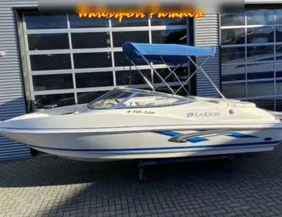 witte bowrider op trailer voor showroom