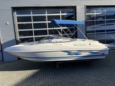 witte sportboot bij showroom