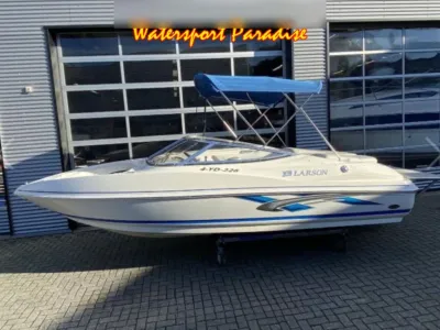 witte sportboot bij showroom
