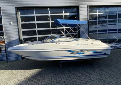 witte bowrider buiten bij showroom