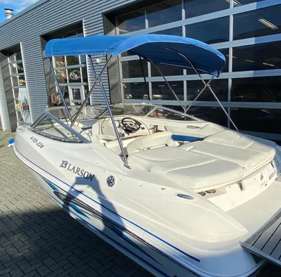 achterzijde van een wit bowrider bij showroom