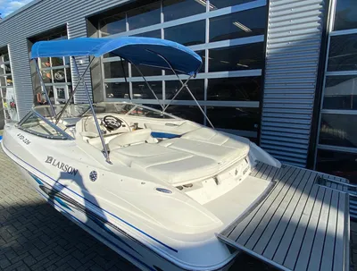 witte bowrider bij showroom