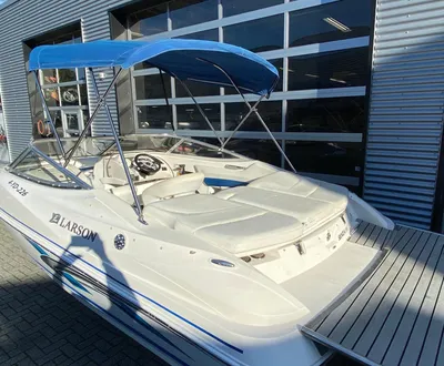 witte bowrider boot met blauwe bimini