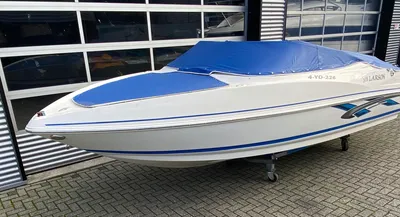 boot met blauwe kuiptent bij bedrijfsruimte