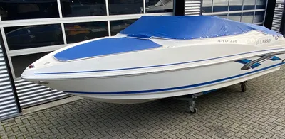 boot met blauwe kuiptent buiten op trailer