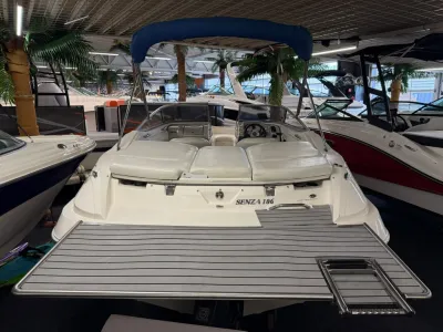 achteraanzicht van boot in showroom