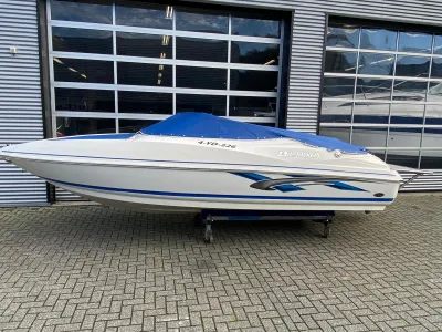 Boot met blauw dekzeil voor bedrijfsdeur