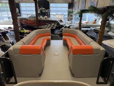 Binnenkant van pontoon met zitbanken in showroom