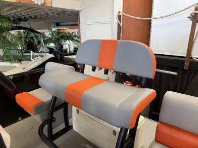 grijs-oranje bootstoel in showroom