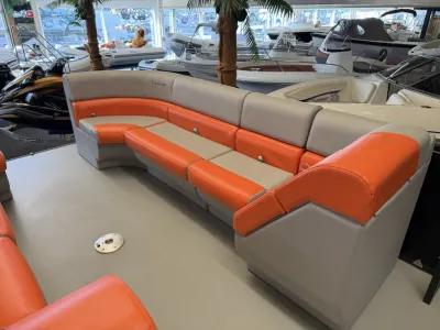 Oranje-grijze zitbank op ponton in showroom
