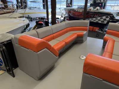 interieur zitbank ponton in showroom