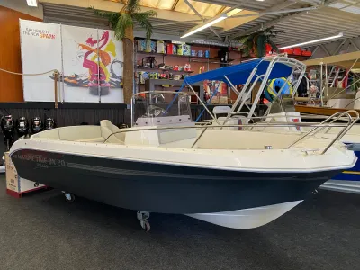 consoleboot in binnenshowroom