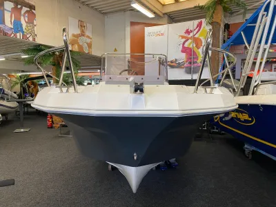 voorkant consoleboot in showroom