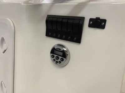 bedieningspaneel met schakelaars en radio