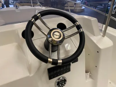 stuur en console van boot in showroom
