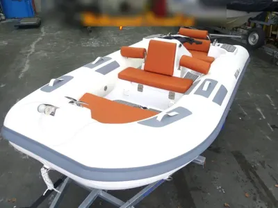 opblaasbare boot met oranje kussens in loods