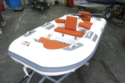 opblaasbare rib met oranje kussens in loods