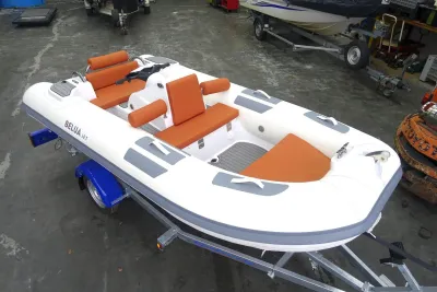 opblaasbare rib op trailer in loods