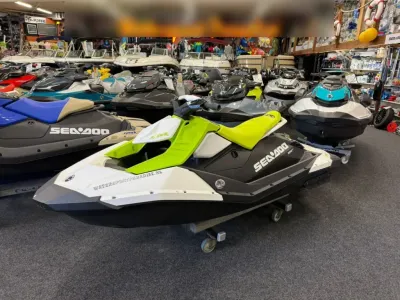 jetski in binnen showroom met meerdere waterscooters