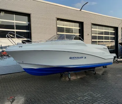 motorboot op rollers voor showroom