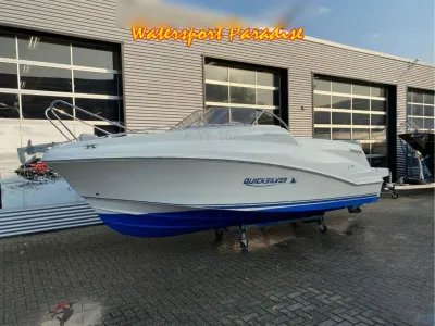 motorboot buiten bij bedrijfspand