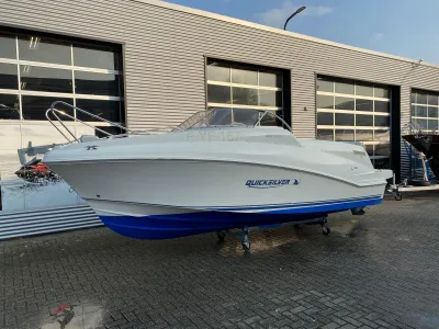 witte boot op trailer bij gebouw