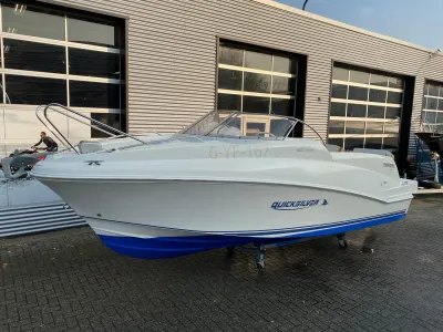 boot op parkeerplaats voor bedrijfsloods